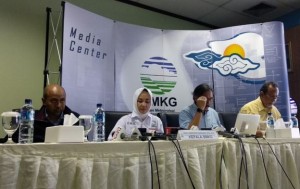 Head of the BMKG Dwikorita delivers a press statement at the launching of AWOS iRMAVIA, at BMKG Headquarters, Jakarta, Tuesday (2/4). (Photo by: BMKG PR)