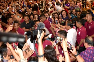 President Jokowi takes photos with the people attending the KGM X - PGI gathering, at Sultan Raja Hotel, Manado, North Sulawesi, Sunday (31/3). (Photo by: Rahmat/PR)