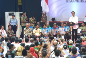 : President Jokowi meets Central Java's Gapoktan and Perpadi, at Diponegoro Sports Hall, Sragen Regency, Central Java, Wednesday (3/4). (Photo by: PR/Rahmat)