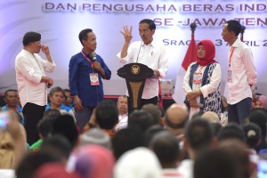 President Joko Jokowi Widodo in a dialog with Farmers, Fertilizer Sellers, and Rice Milling Owners, at Diponegoro Sragen Sports Hall, Sragen Regency, Central Java, Wednesday (4/3). (Photo By: PR / Rahmat)