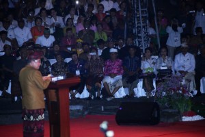 Vice President Jusuf Kalla delivers speech at National Dharma Santi Nyepi celebration, at the Art Center, Denpasar, Bali, Saturday (6/4). (Photo By: Ministry of Religious Affairs)