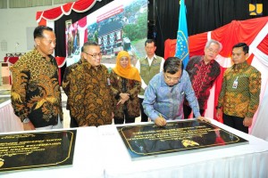 Indonesian Vice President Jusuf Kalla signs an inscription during the inauguration of a Rusunawa (low-cost apartment), at the Muhammadiyah University of Malang. (Photo by: Ministry of Public Works and Public Housing)