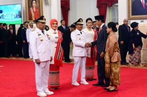 President Jokowi inaugurates new Governor and Deputy Governor of Maluku for the term 2019-2024 at the State Palace, Jakarta, Wednesday (24/4). Photo by: Agung/PR. 