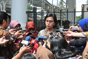 Minister of Finance Sri Mulyani Indrawati answers questions from the journalists after attending the Plenary Cabinet Meeting at Bogor Presidential Palace, West Java, Tuesday (23/4). Photo by: Jay/PR. 