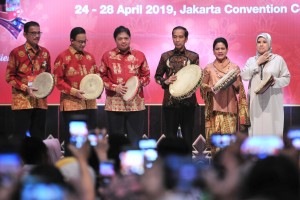 Presiden Jokowi didampingi Ibu Negara Iriana dan sejumlah pejabat memukul rebana sebagai tanda pembukaan Inacraft 2019, di JCC Jakarta, Rabu (24/4) pagi. (Foto: JAY/Humas)