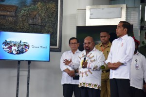 President Jokowi listens to Governor of Papua Lukas Enembe who reported to the President the post-disaster relief in Jayapura, Papua, Monday (1/4). Photo by: OJI/PR. 