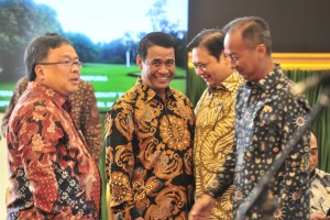 A number of Cabinet Ministers are engaged in a conversation before the Plenary Cabinet Meeting at Bogor Presidential Palace, West Java, Tuesday (23/4). Photo by: Jay/PR. 