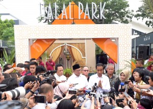 Presiden Jokowi didampingi Menag menjawab wartawan usai meresmikan Halal Park, di kawasan GBK Senayan, Jakarta, Selasa (16/3) siang. (Foto: Rahmat/Humas)
