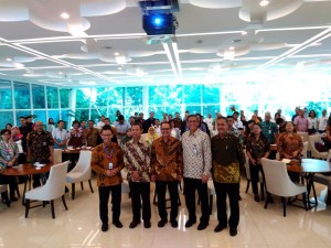 Participants of Public Relations Forum of Ministry of Foreign Affairs take group photo at  office of Ministry of Foreign Affairs, Jakarta, Thursday (4/4). (Photo: Nisa/PR)