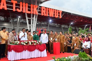 Presiden saat meresmikan pengembangan bandara Tjilik Riwut, Palangkaraya, Senin (8/4). (Foto: BPMI)