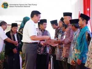 Menko Luhut dan Menteri ATR/Kepala BPN saat menyerahkan simbolis sertifikat wakaf di Gedung Al-Masthuriyah Islamic Foundation, Cisaat, Kabupaten Sukabumi, Jawa Barat, Rabu (10/4). (Foto: Kementerian ATR/BPN)