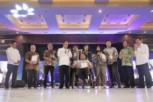 Minister of Research, Technology, and Higher Education Mohamad Nasir presents awards to the participants of Indonesia Startup Summit (ISS), at the Jakarta International Expo, Wednesday (10/4). (Photo by: Ministry of Research, Technology, and Higher Education PR)