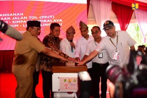 Minister of Public Works and Public Housing together with Minister of Transportation attend the signing of PPJT Agreement and Construction of Toll Road, in Muara Enim, Tuesday (9/4). (Photo: Ministry of Public Works and Public Housing)