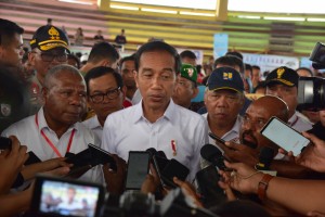 Presiden Jokowi didampingi sejumlah pejabat menjawab wartawan usai meninjau SDN Kemiri, Sentani, Kabupaten Jayapura, Senin (1/4) siang. (Foto: OJI/Humas)