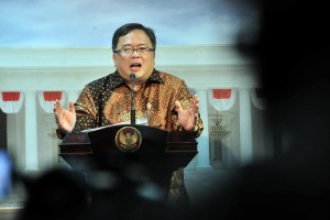 Menteri PPN/Kepala Bappenas Bambang Brodjonegoro menyampaikan keterangan pers usai rapat terbatas di Kantor Presiden, Jakarta, Senin (29/4) siang. (Foto: JAY/Humas)