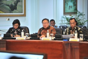 Menteri PPN/Kepala Bappenas Bambang Brodjonegoro saat mengikuti rapat terbatas, di Kantor Presiden, Jakarta, Senin (29/4) siang. (Foto: JAY/Humas)