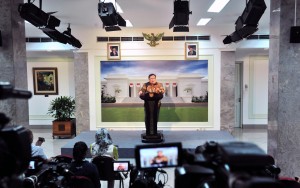 Menteri PPN/Kepala Bappenas Bambang Brodjonegoro menyampaikan keterangan pers usai rapat terbatas, di Kantor Presiden, Jakarta, Senin (29/4) siang. (Foto: JAY/Humas)