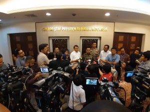 KSP Moeldoko didampingi pejabat terkait menyampaikan keterangan pers mengenai Rakor Arus Mudik dan Balik, di Kantor KSP Jakarta, Jumat (26/4) siang. (Foto: Humas KSP)