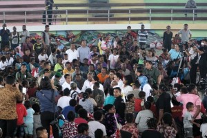 Presiden Jokowi berdialog dengan pengungsi korban banjir Sentani, di Posko Pengungsian GOR (Gedung Olahraga) Toware, Sentani, Kabupaten Jayapura, Papua, Senin (1/4) siang. (Foto: OJI/Humas)