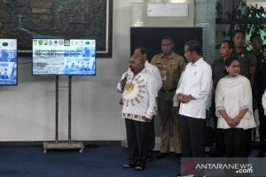 Presiden Jokowi didampingi Ibu Negara Iriana mendengarkan laporan penanganan banjir bandang di Sentani saat tiba di Bandara Sentani, Jayapura, Papua, Senin (1/4) siang. (Foto: ANT)