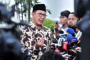 Minister of Religious Affairs Lukman Hakim Saifuddin answers questions from the journalists after attending a limited cabinet meeting at the Merdeka Palace, Jakarta, Thursday (18/4). Photo by: JAY/PR.  