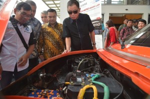 Minister of Energy and Mineral Resources Ignasius Jonan inspects an electric car produced by the National Institute of Technology (Itenas) in Bandung, Saturday (27/4). Photo by: PR of Ministry of Energy and Mineral Resources.