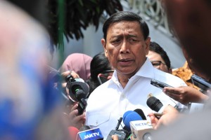 Coordinating Minister for Political, Legal and Security Affairs Wiranto responds to questions from reporters after attending a Plenary Cabinet Meeting, at Bogor Palace, West Java, Tuesday (23/4) (Photo: Jay/PR)