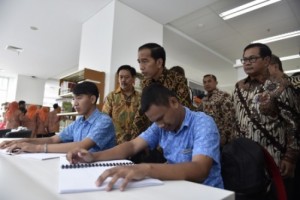 Presiden Jokowi didampingi Seskab Pramono Anung mendengarkan cerita yang dibacakan penyandang disablitas, saat berkunjung ke Perpustakaan Nasional, di Jakarta, beberapa waktu lalu. (Foto: IST)