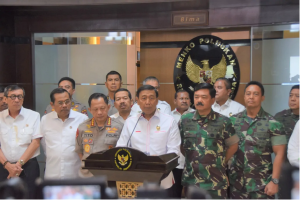 Coordinating Minister for Political, Legal and Security Affairs Wiranto, accompanied by a number of officials from the National Police, deliver a press statement, at the Office of the Coordinating Ministry for Political, Legal and Security Affairs, Jakarta, Thursday (18/4). (Photo by: KemenkoPolhukam PR)