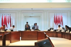 President Jokowi accompanied by Vice President Jusuf Kalla chair a limited meeting at the Presidential Office, Jakarta, Monday (22/4). (Photo by: Jay/PR)