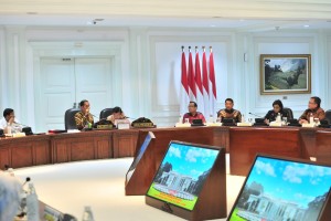 Presiden Jokowi didampingi Wapres Jusuf Kalla memimpin rapat terbatang tentang pemindahan ibu kota, di Kantor Presiden, Jakarta, Senin (29/4) siang. (Foto: JAY/Humas)