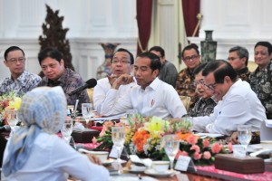 President Jokowi accompanied by Vice President Jusuf Kalla chairs a limited meeting, at the Presidential Palace, Jakarta, Thursday (18/4). (Photo by: Jay/PR)