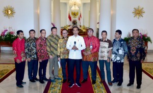 Presiden Jokowi didampingi pimpinan Serikat Pekerja menyampaikan keterangan pers di Istana Kepresidenan Bogor, Jabar, Jumat (26/4) siang. (Foto: Setpres)