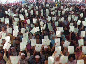 Warga Kalbar menunjukkan sertipikat tanah yang baru diterimanya dari Menteri ATR/Kepala BPN Sofyan Jalil, di di Lapangan Rumah Radang, Jalan Sutan Syahrir, Kota Pontianak, Rabu (24/4) siang. (Humas Kementerian ATR/BPN)