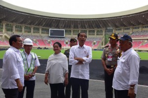 President Jokowi, accompanied by First Lady Ibu Iriana, Cabinet Secretary, and Minister of Public Works and Public Housing, inspects the Papua Bangkit Main Stadium, Jayapura Regency, Papua, Monday (1/4). (Photo by: Oji/PR)