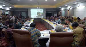 Delegation of the House of Representatives Commission II meets with South Sumatra Provincial Government and Working Units (SKPD), at the South Sumatra Provincial Government Office, Palembang, Monday (1/4) (Photo by: Deny S/PR) 