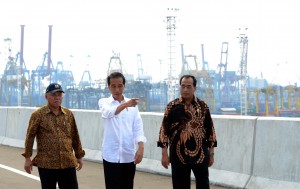 President Jokowi, accompanied by Minister of Transportation and Minister of Public Works and Public Housing, inspects sea port access toll road. Photo by: Cabinet Secretariat.  