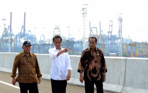 Presiden didampingi Menhub dan Menteri PUPR saat meninjau akses tol menuju pelabuhan. (Foto: Dokumentasi Setkab)