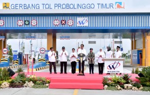 President Jokowi inaugurates the Pasuruan-Probolinggo Toll Road on Thursday (10/4). (Photo by: BPMI)