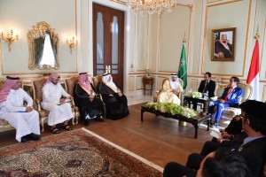 Presiden saat bertemu dengan Menlu Arab Saudi di Royal Guest House, Riyadh, Minggu (14/4). (Foto: BPMI)