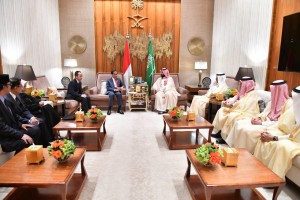 President Jokowi meets with Saudi Arabias Crown Prince Mohammed bin Salman at the Palace of the Crown Prince in Riyadh on Sunday (14/4). (Photo by: BPMI)