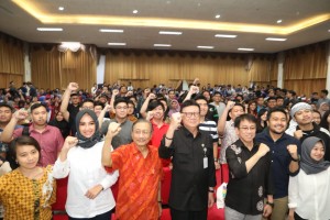 Mendagri berfoto bersama usai mengisi acara di Auditorium Fakultas Kedokteran Universitas Surabaya Trenggilis, Surabaya, Jumat (12/4). (Foto: Kemendagri). 