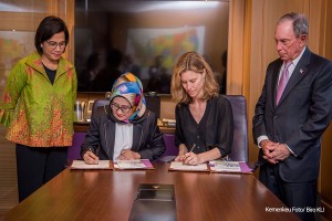 Finance Minister witnesses the signing of MoU between PT SMI and Bloomberg Philanthropies in New York, Monday (8/4). (Photo by: Ministry of Finance)