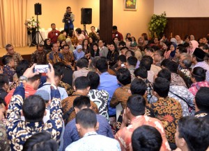 President Jokowi is engaged in a conversation with the journalists during communal fast-breaking at DCost VIP Restaurant in Abdul Muis, Central Jakarta, Tuesday (14/5). (Photo By: Presidential Secretariat)