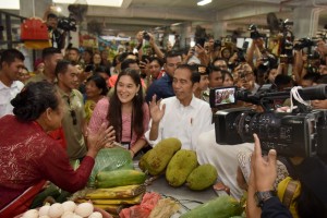 President Jokowi has a dialogue with sellers at Badung Market, Denpasar District, Denpasar City, Bali Province, Saturday (18/5) (Photo by: Oji/PR) 