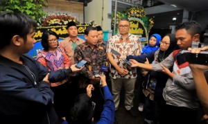 Head of the Election Supervisory Agency (Bawaslu) Abhan answers questions from reporters after visiting one of died election officers' house at Duren Tiga, Pancoran, South Jakarta, Tuesday (30/4). (Photo: Bawaslu PR)