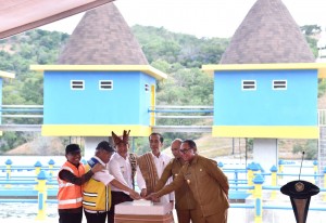 President Jokowi inaugurates Rotiklot Dam located in Fatuketi Village, Kakuluk Mesak District, Belu Regency, East Nusa Tenggara Province, Monday (20/5) (Photo by: BPMI)