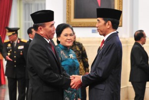 Jokowi congratulates the newly appointed Head of the National Cyber and Encryption Agency (BSSN) Hinsa Siburian at the State Palace, Jakarta, Tuesday (21/5). (Photo by: Jay/PR)
