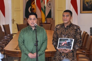 the Chairman of Indonesian Olympic Committee (KOI) Erick Thohir and the President Director of Indonesia Tourism Development Corporation (ITDC) Abdulbar Mansoer delivers a press statement at Bogor Presidential Palace, West Java, Wednesday (22/5). (Photo by: Oji/PR)