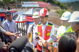 President Jokowi responds to reporters questions after inaugurating Gondang Dam, in Central Java, Thursday (2/1). (Phooto by: Agung/PR)